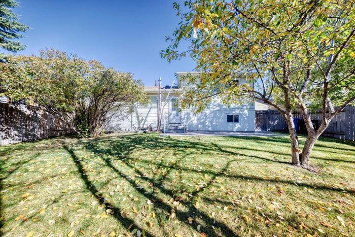 Property Photo:  143 Deer Ridge Way SE  AB T2J 5Y7 