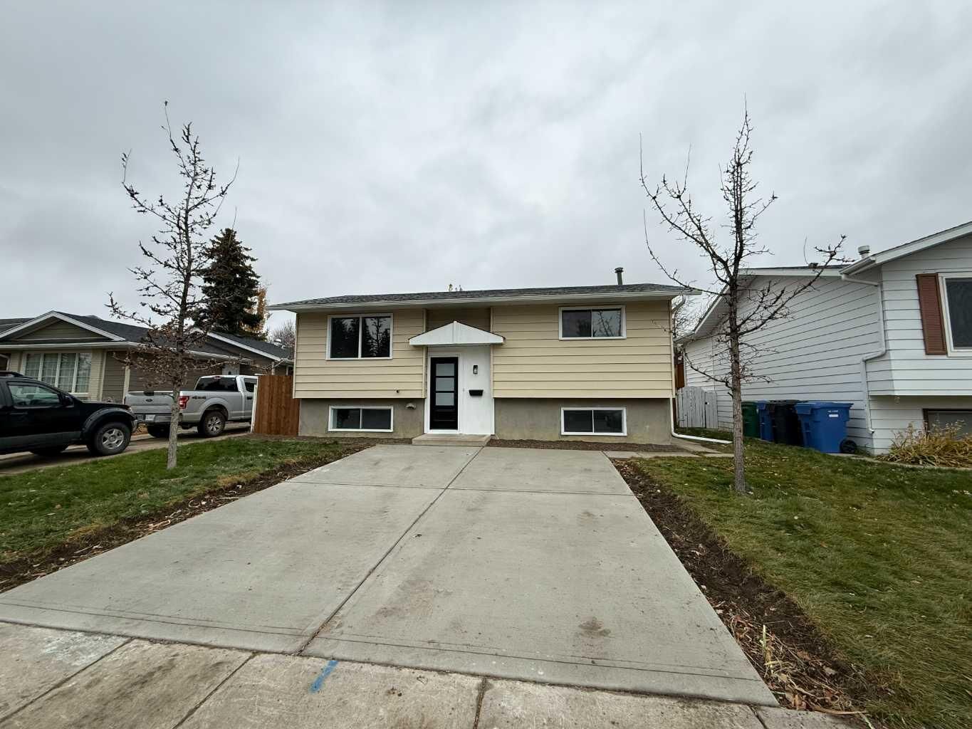 Property Photo:  15 Laval Court W  AB T1K 4G2 