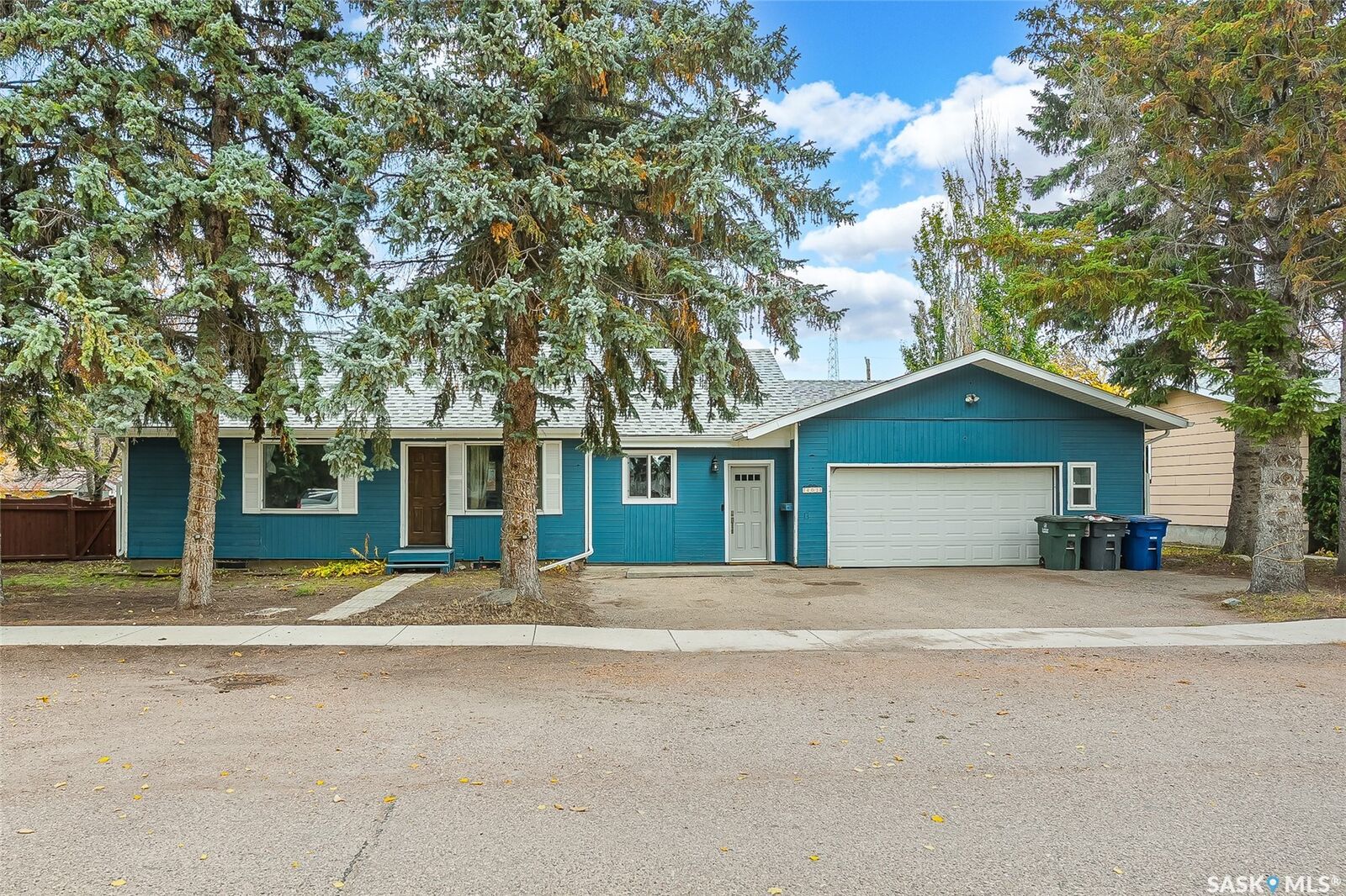 Property Photo:  401 2nd Street E  SK S0K 2L0 