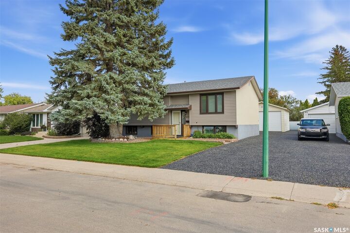 Property Photo: 418 Laval Crescent SK S7H 4K9