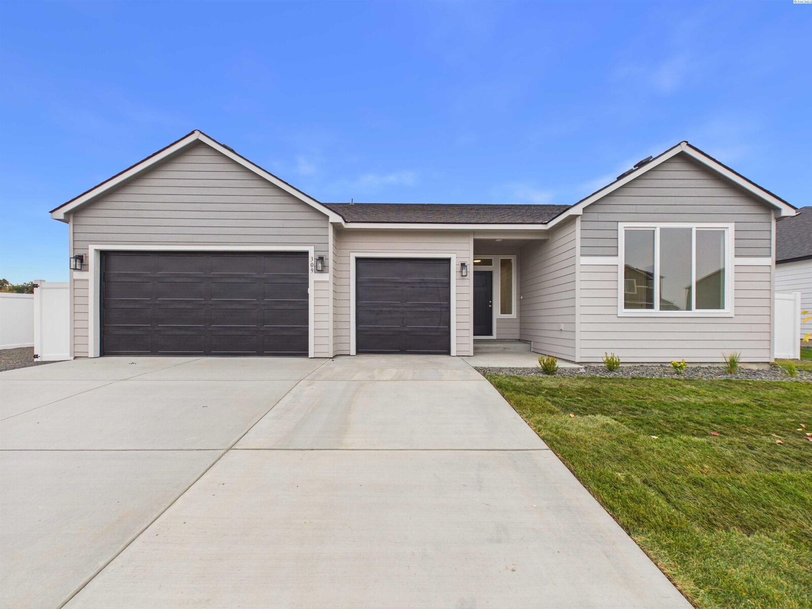Property Photo:  309 Sapphire Ave  WA 98930 