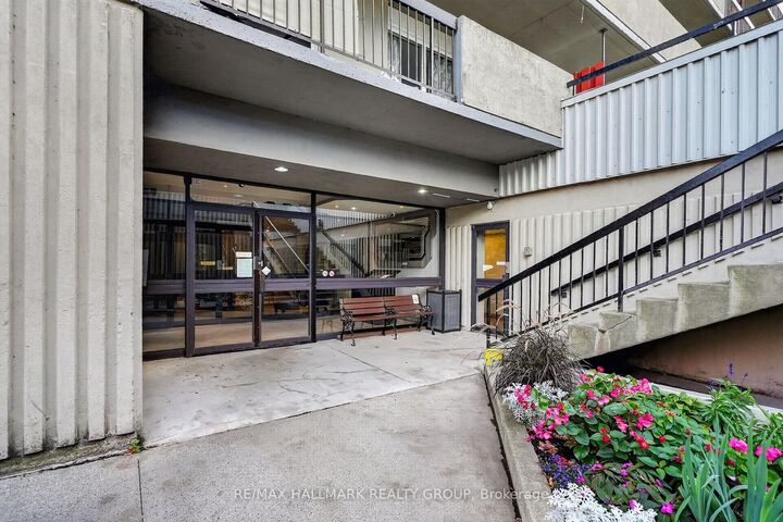 Property Photo:  158B McArthur Avenue  ON K1L 8C9 