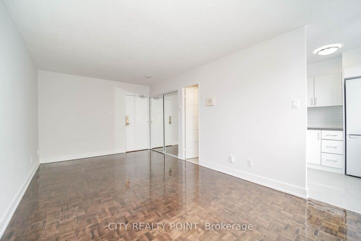 Property Photo:  33 Isabella Street 1613  ON M4Y 2P7 