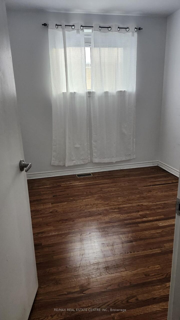 Property Photo:  23 Avondale (Upper) Boulevard  ON L6T 1H1 