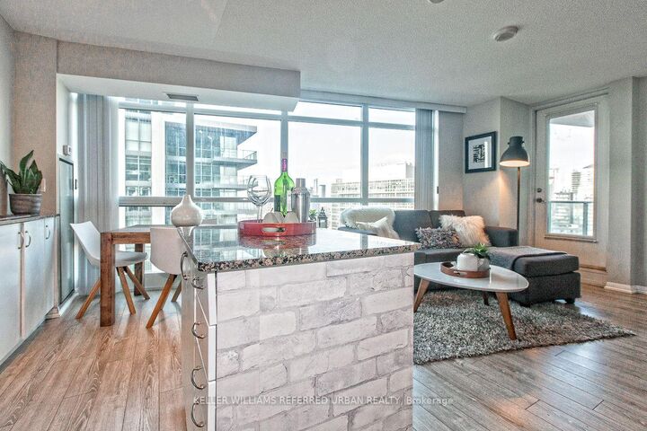 Property Photo:  215 Fort York Boulevard 1411  ON M5V 4A1 