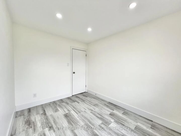 Property Photo: 15 Stavebank Road S 6 ON L5G 2T3