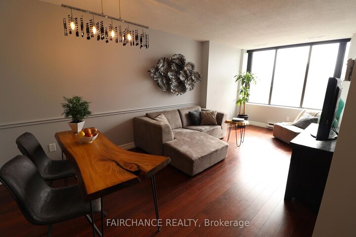 Property Photo:  389 Dundas Street 2204  ON N6B 3L5 