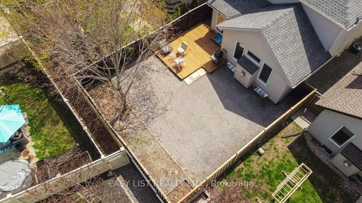 Property Photo:  33 Spur Avenue  ON K2M 2R9 
