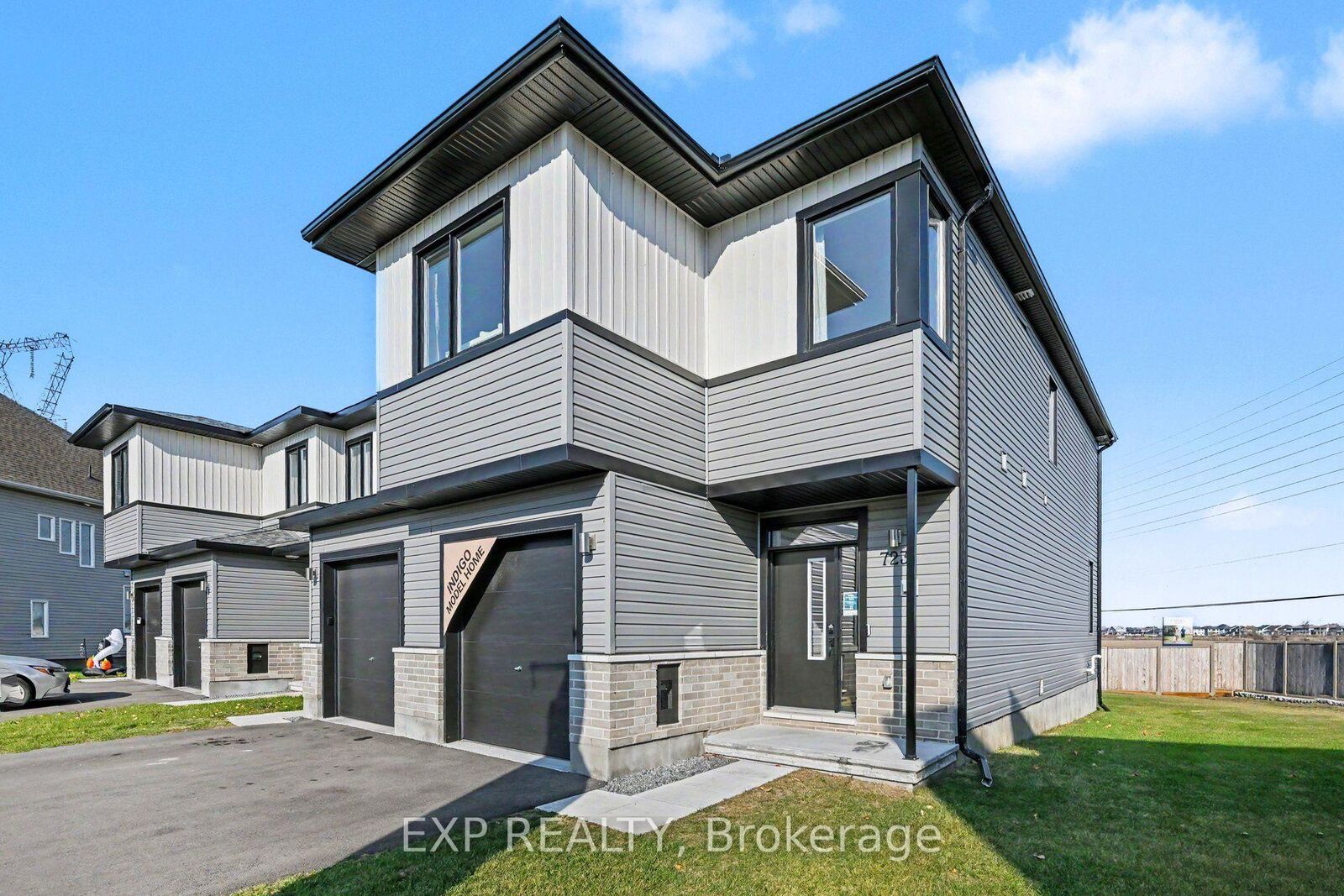 Property Photo:  723 Maverick Crescent  ON K2S 2X1 