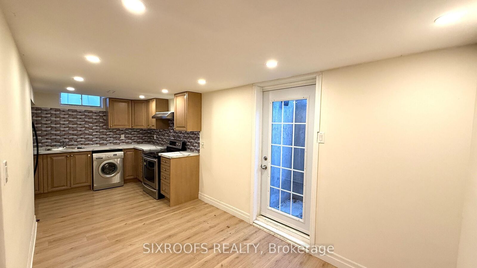 Property Photo:  98 Golf Links Drive Lower  ON L4G 3V3 