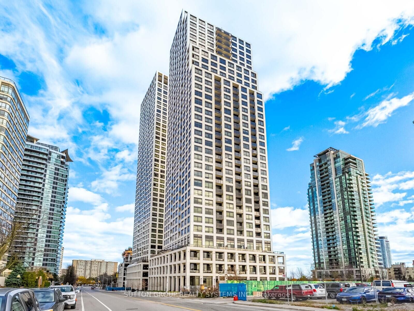 Property Photo:  36 Elm Drive W 3206  ON L5B 0N3 