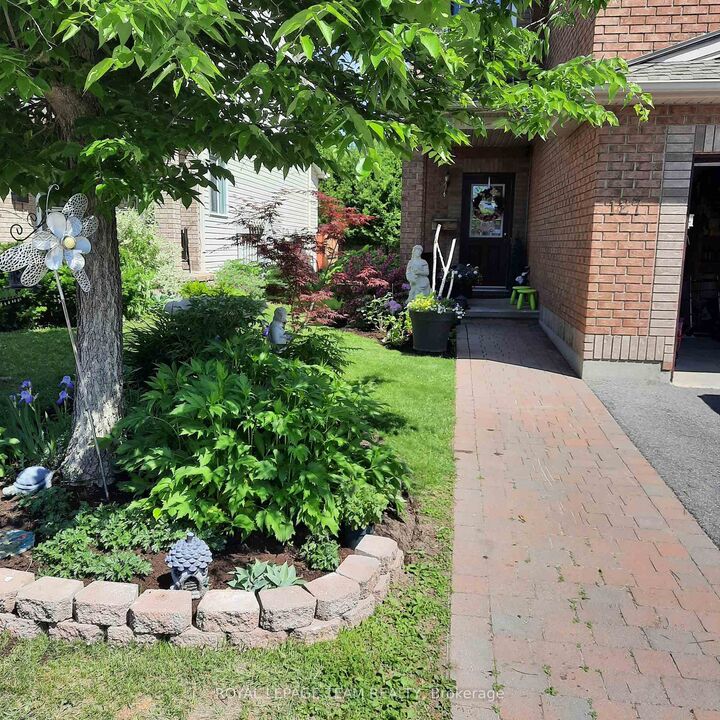 Property Photo:  127 Kinross Private  ON K2K 3P9 