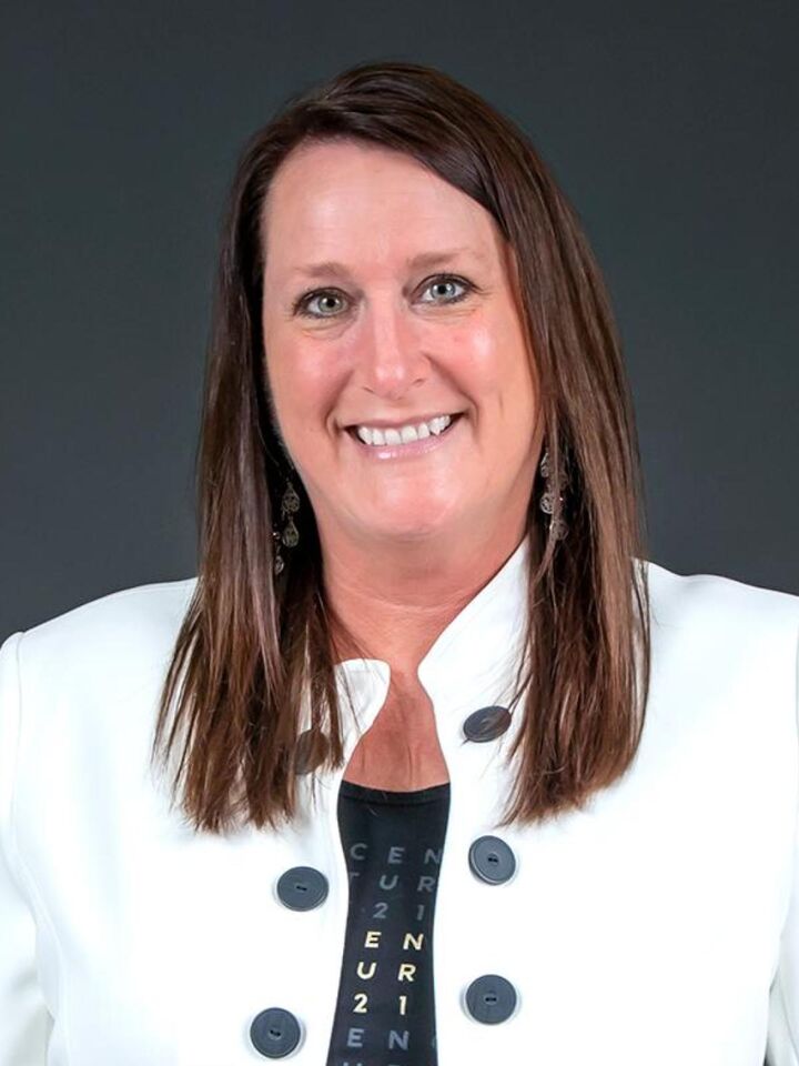 Robin Shrader, Associate Real Estate Broker in Cedar Falls, Signature Real Estate