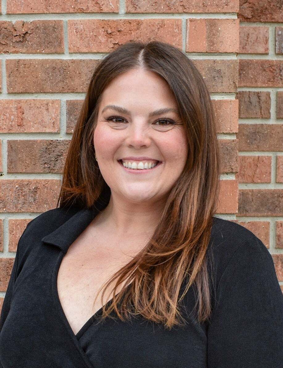 Mia Gonzalez, Associate Real Estate Broker in Crown Point, Circle