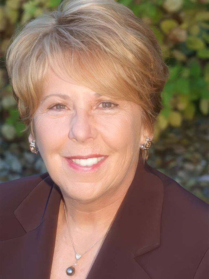 Sonja Hanson, Real Estate Broker in Rockford, Affiliated