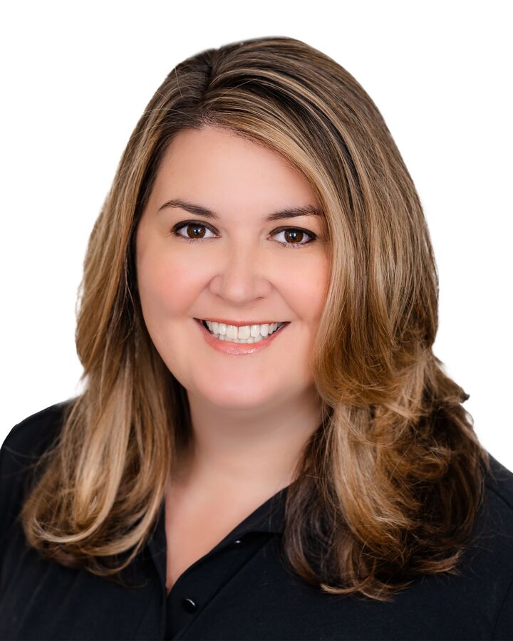 Lindsay Kelly,  in Greenville, Caine