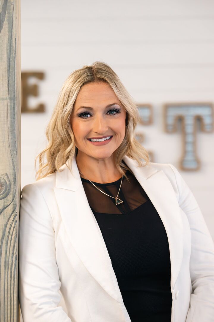 Emily Lynch, Associate Real Estate Broker in Elkhorn, The Good Life Group