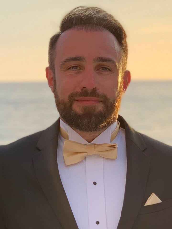 Ali Eshkeiti, Real Estate Salesperson in Glendale, Hallmark Realty