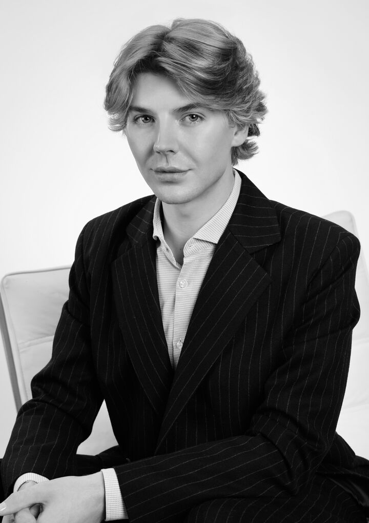 Chase Wyatt Schwisow,  in Bellevue, Windermere