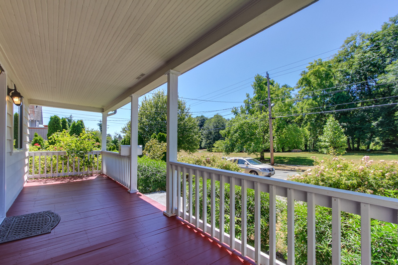 Property Photo: Entry 9530 Densmore Ave N WA 98103