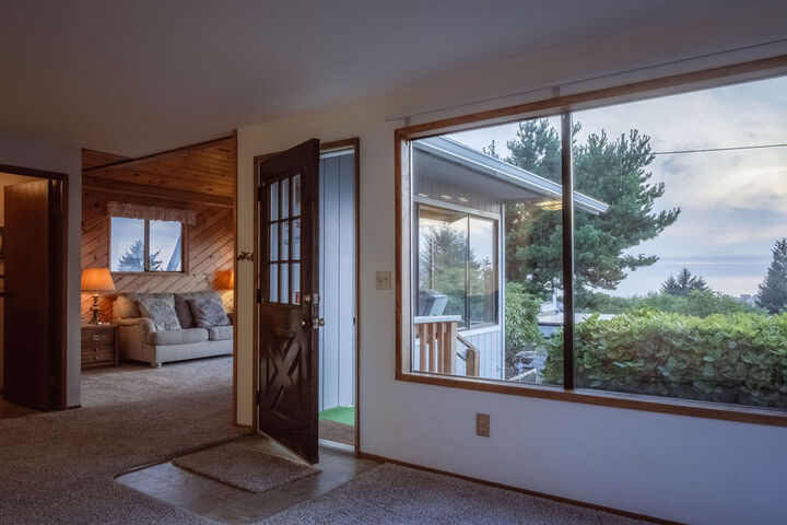 Property Photo:  35565 Lower Loop Rd  OR 97135