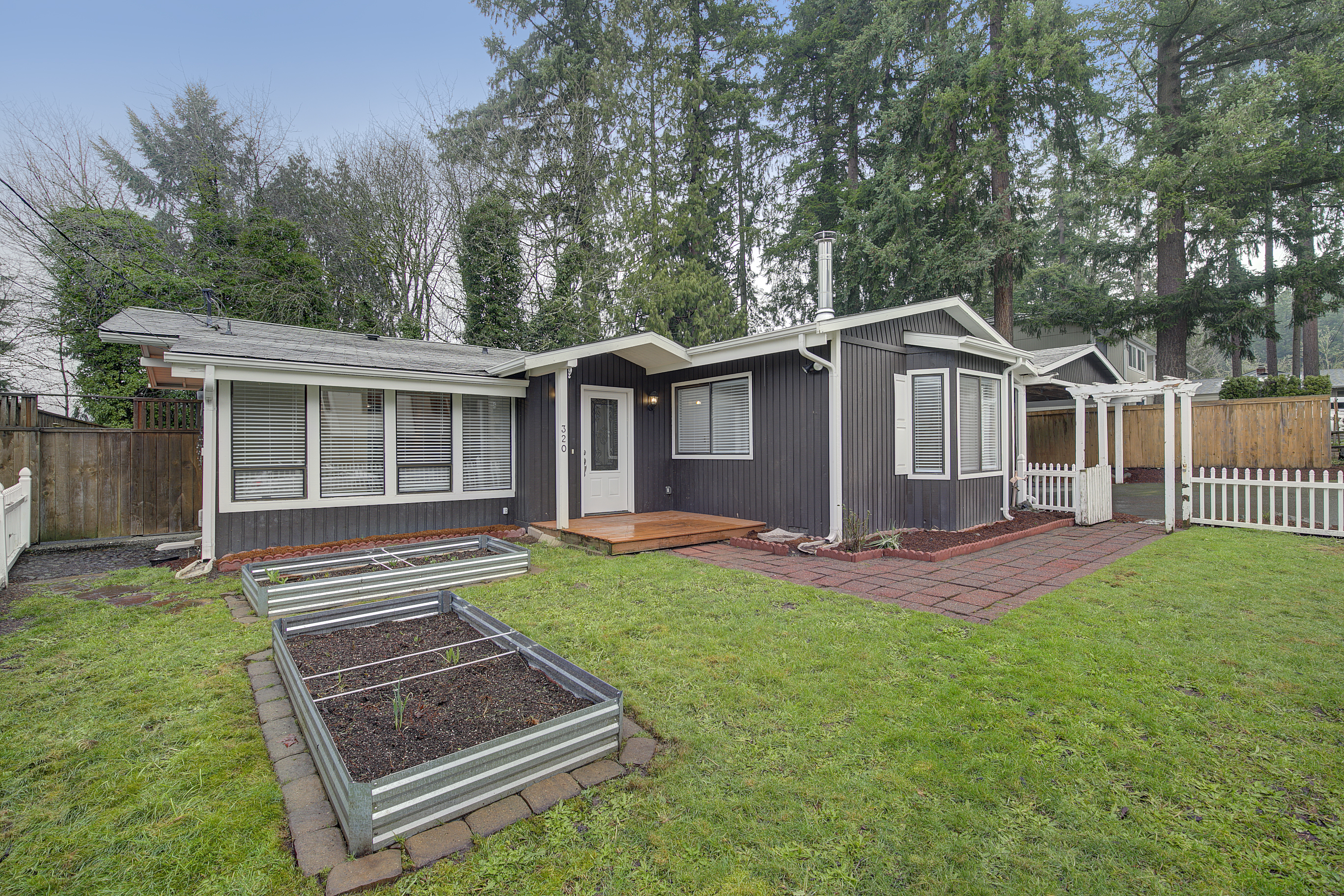 Property Photo:  320 SE Donnelly Lane  WA 98027 