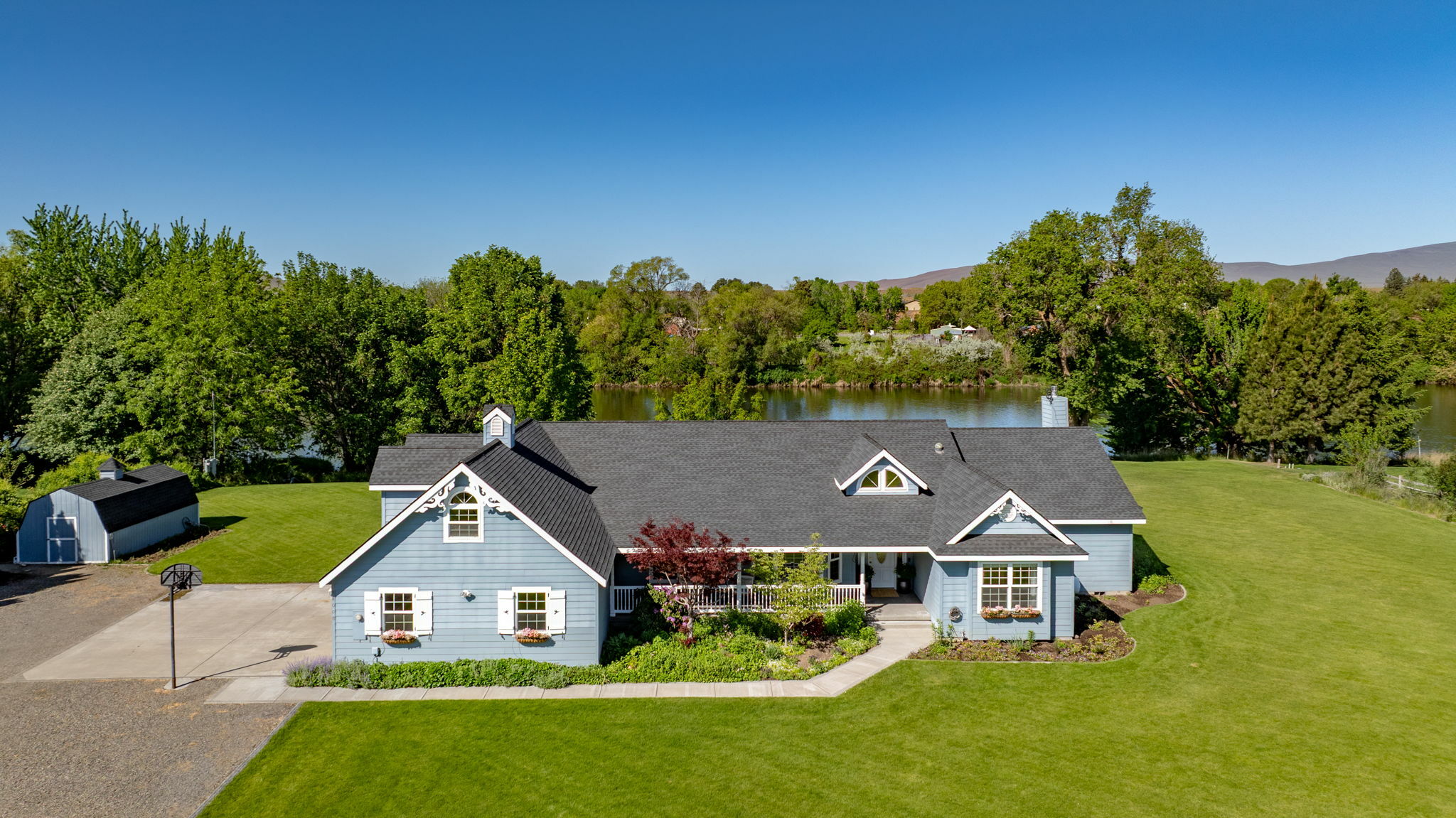 Property Photo: 94008 N Northstar Pr NE WA 99353