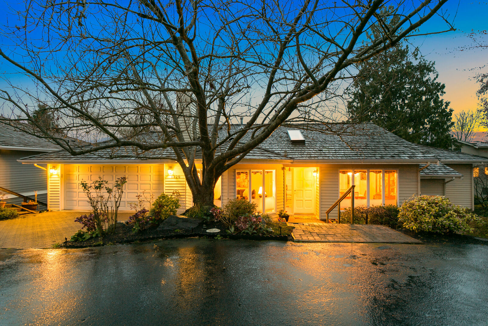 Property Photo:  1220 7th Ave S  WA 98020 