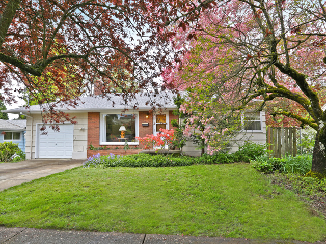 Property Photo:  2245 SE 72nd Ave  OR 97215 