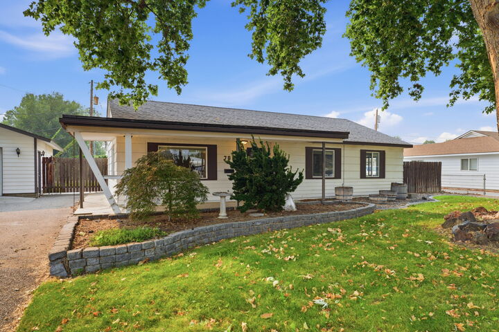 Property Photo: 704 Birch Ave WA 99352