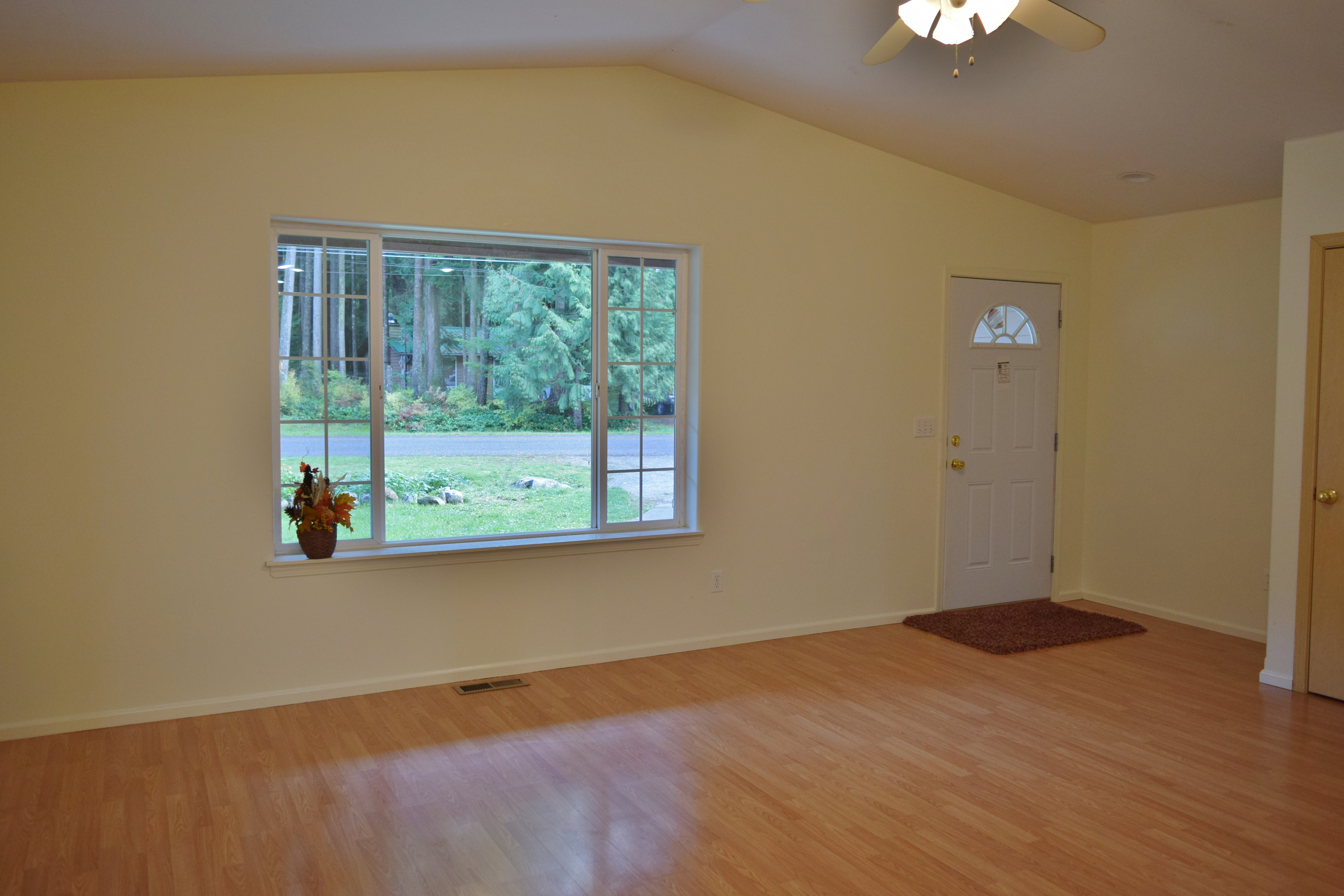Property Photo: Living room 1361 King Valley Dr WA 98266