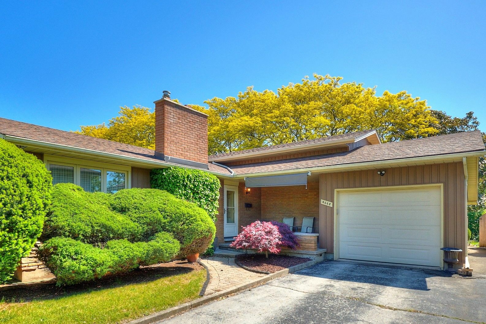 Property Photo: 4668 Pinedale Drive ON L2E 6M8