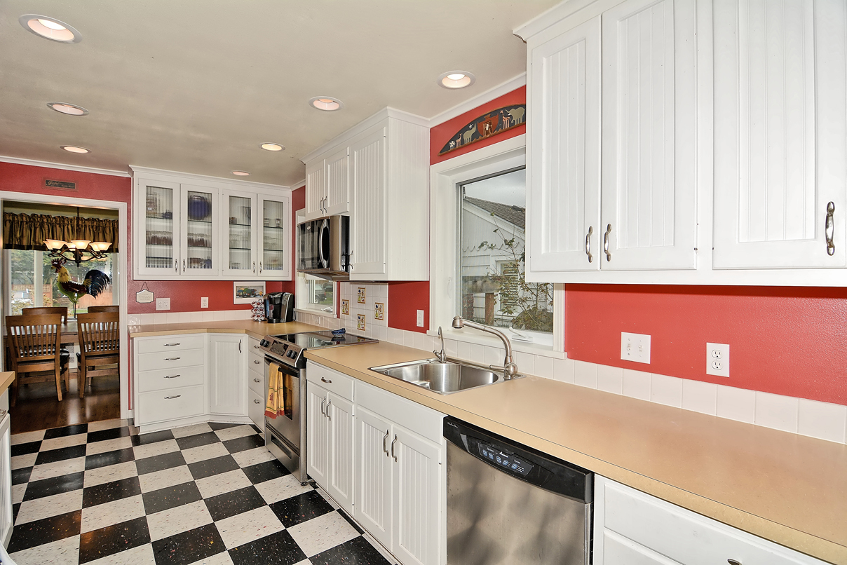 Property Photo: Kitchen 1920 3rd St WA 98270