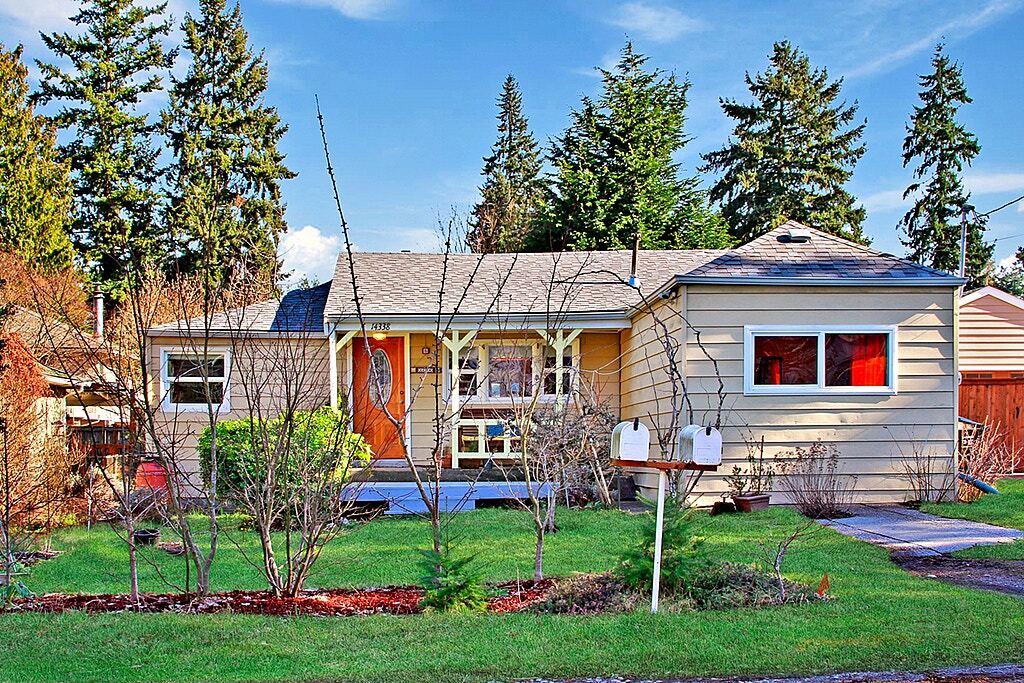 Property Photo:  14338 Ashworth Ave N  WA 98133 