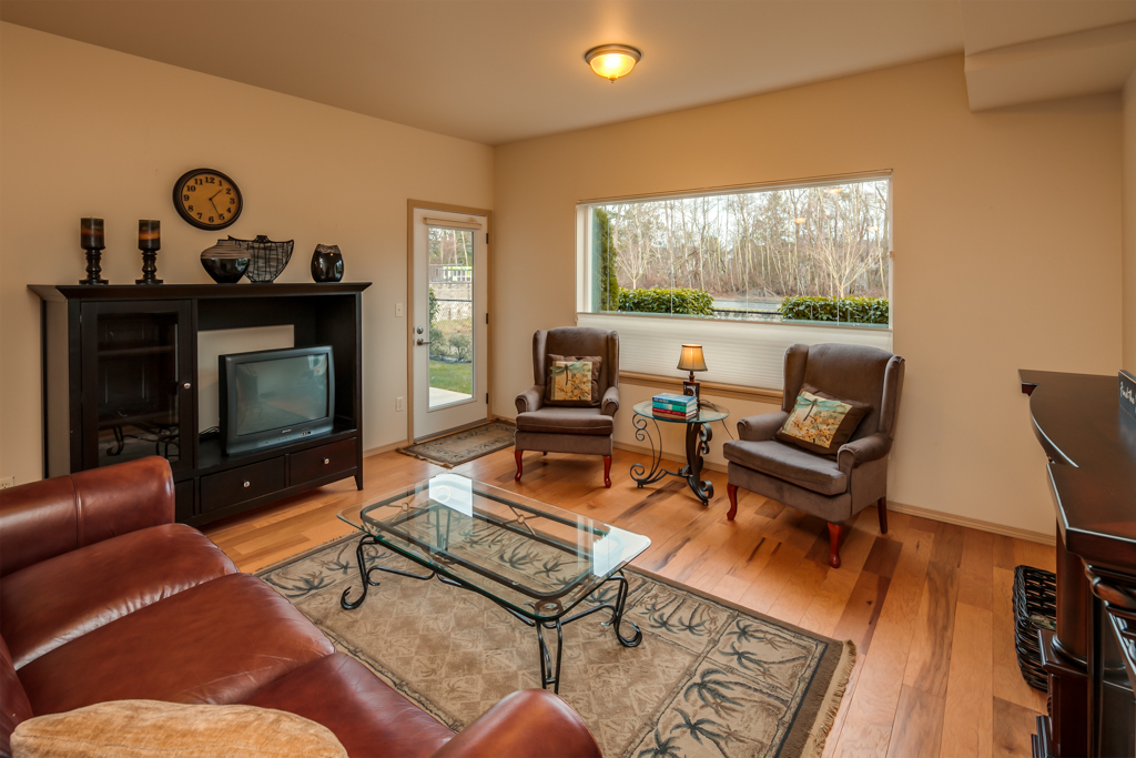 Property Photo: Living room 500 Darby Dr 103 WA 98226