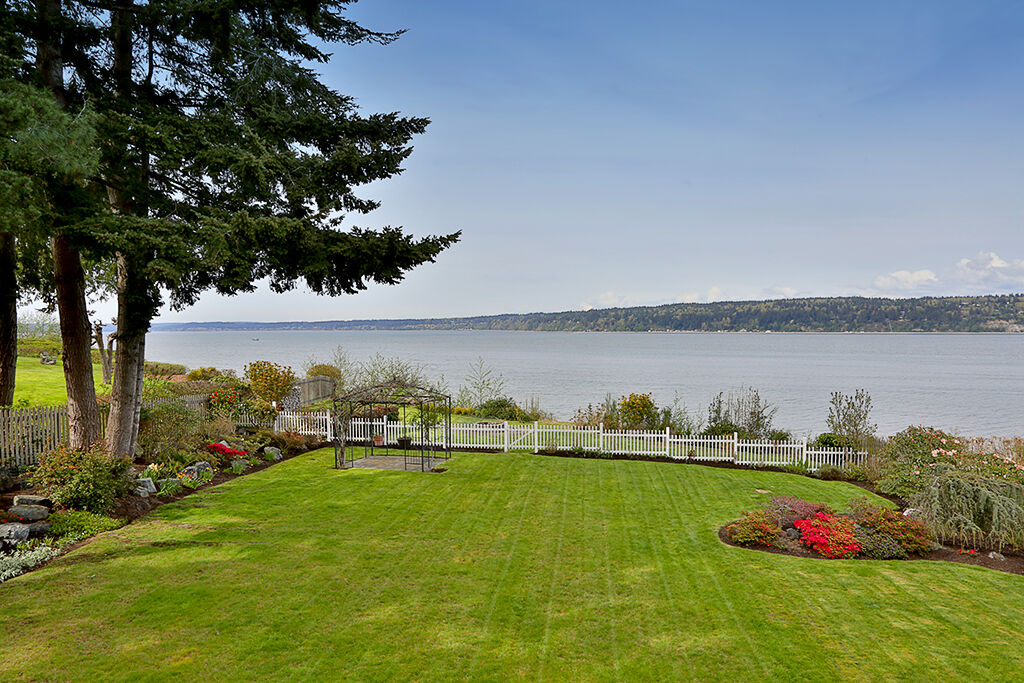 Property Photo:  906 Edgecliff Dr  WA 98260 