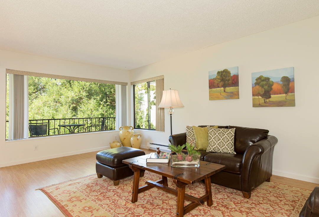 Property Photo: Living room 321 Bellevue Wy SE 204  WA 98004 