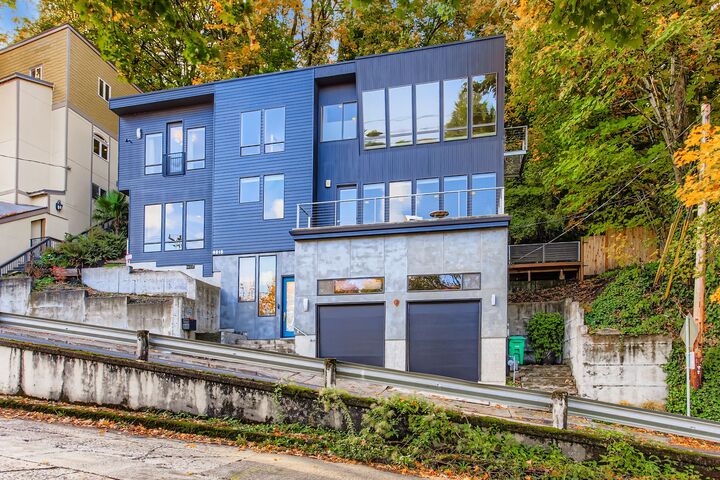 Property Photo: 6515 S Corbett Ave OR 97239