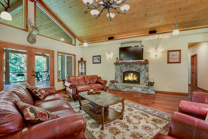 Property Photo: Great room 3846 Aldergrove Rd WA 98248