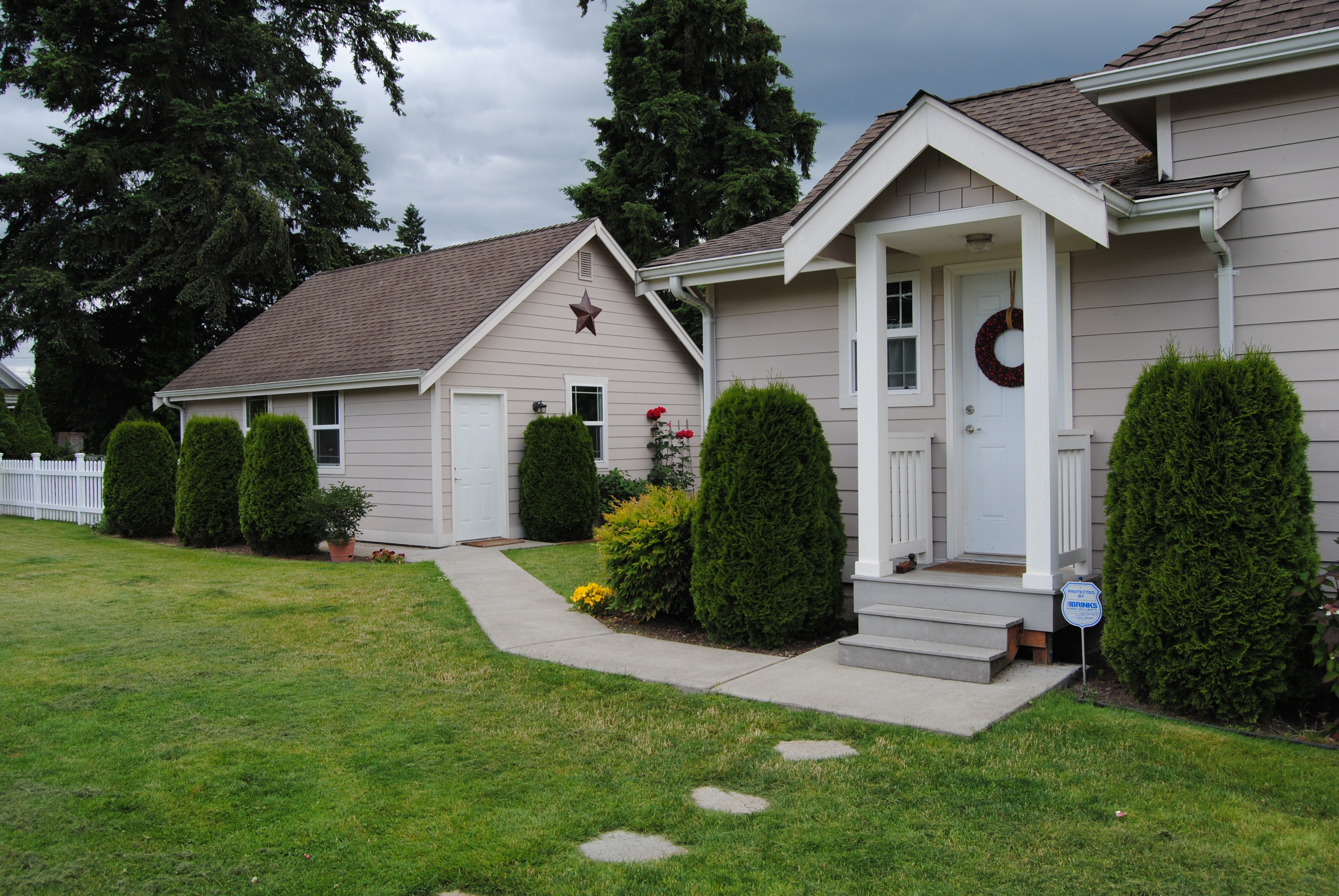 Property Photo:  614 3rd Ave NE  WA 98372 