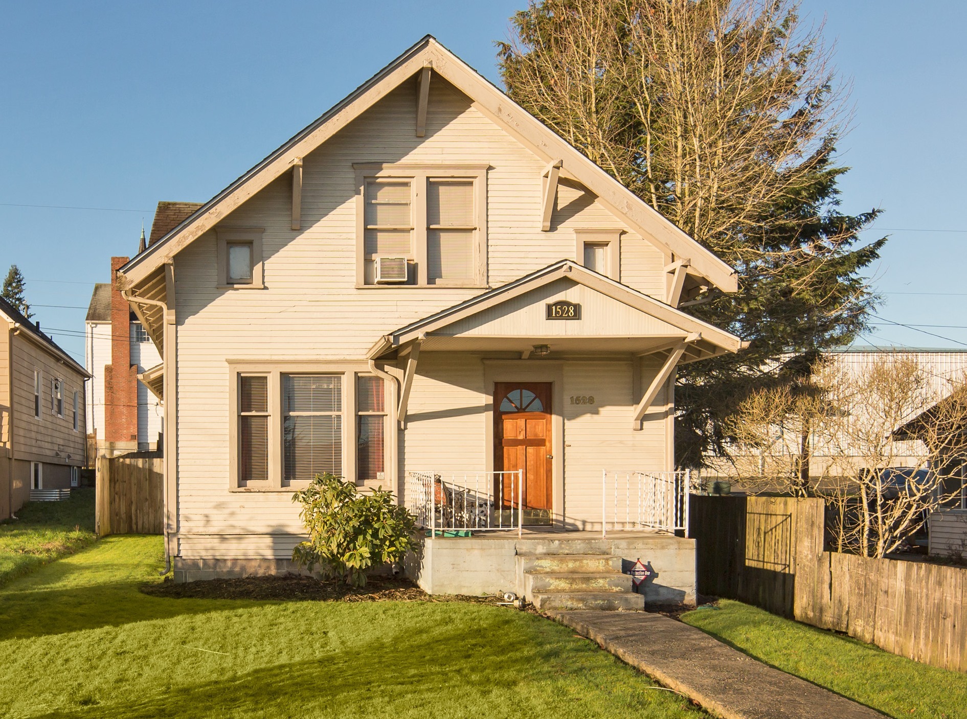 Property Photo:  1528 Maple St  WA 98201 