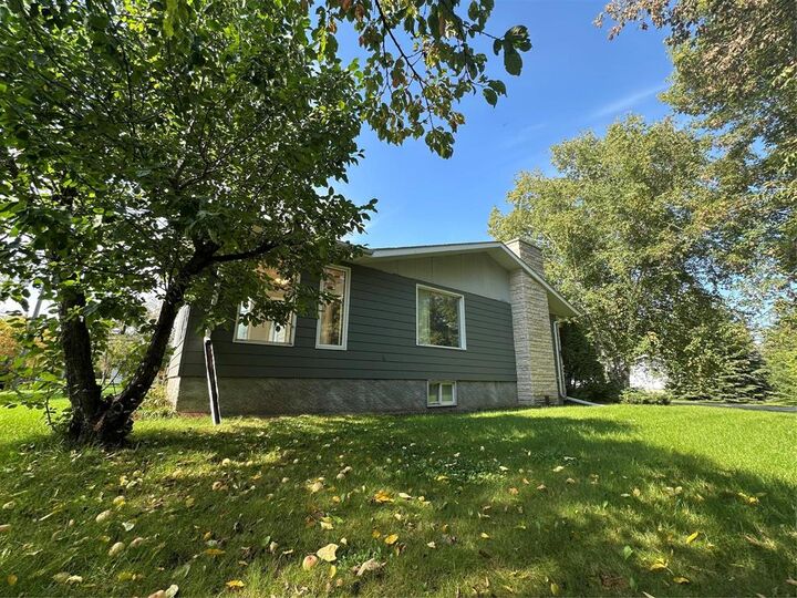 Property Photo:  230 Lindsay Street  MB R0J 1B0 