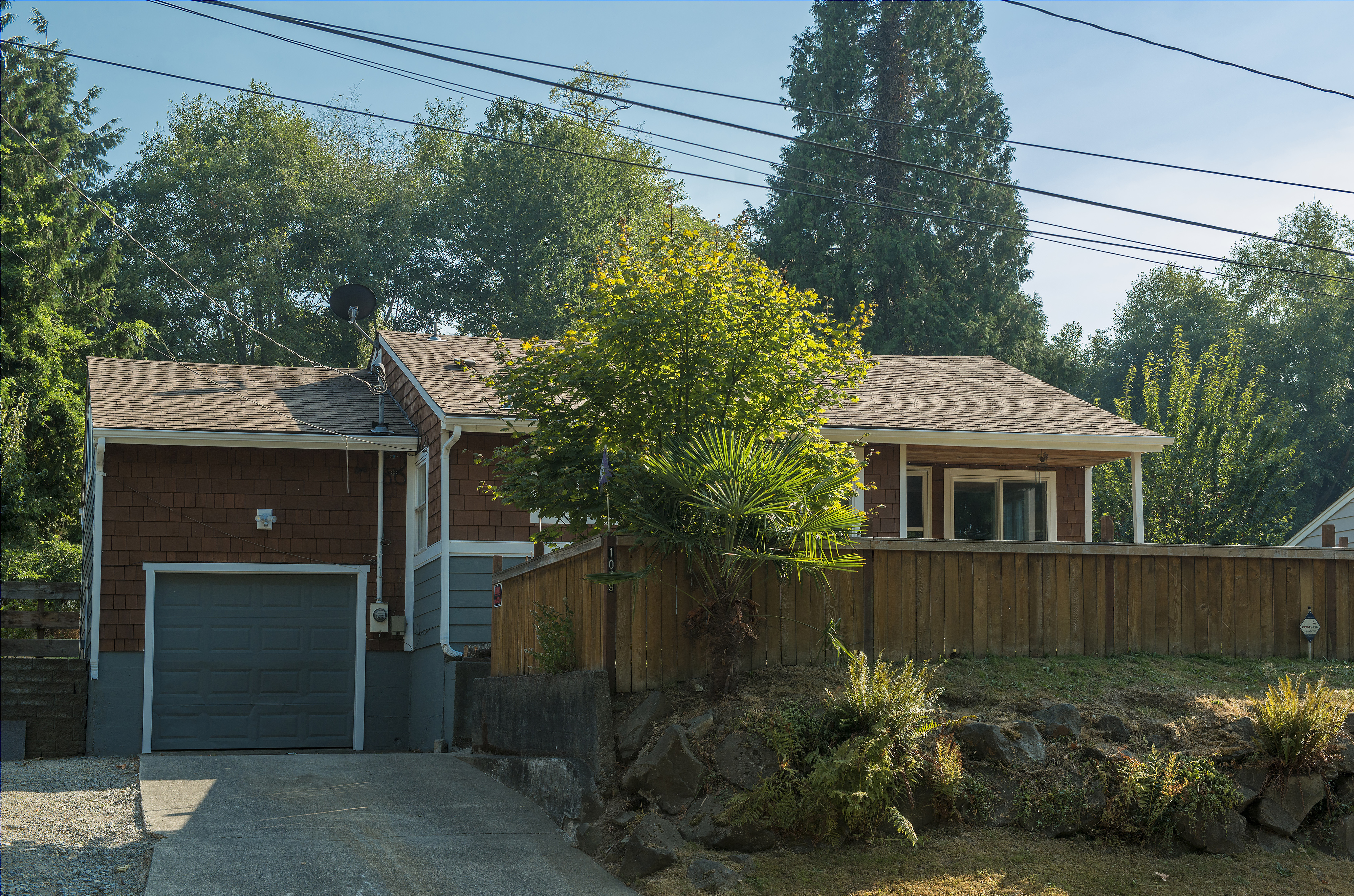 Property Photo:  1049 S 112th St  WA 98168 