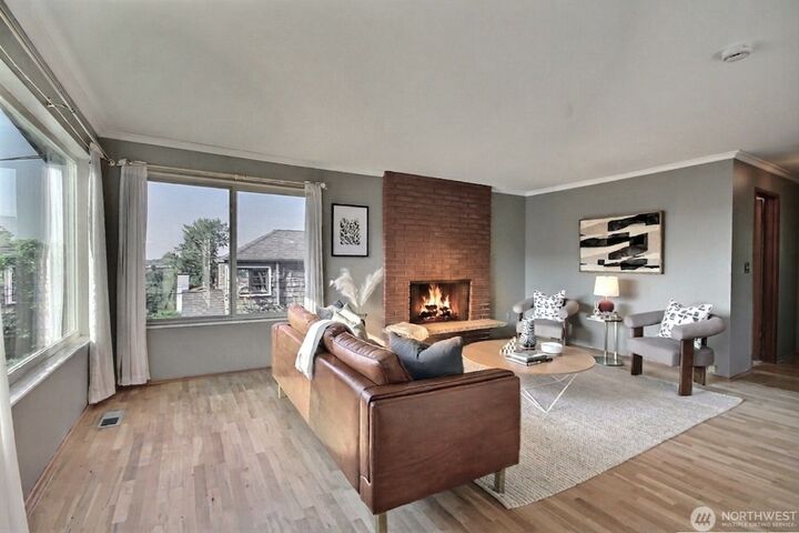 Property Photo:  326  Renton Avenue S  WA 98057 